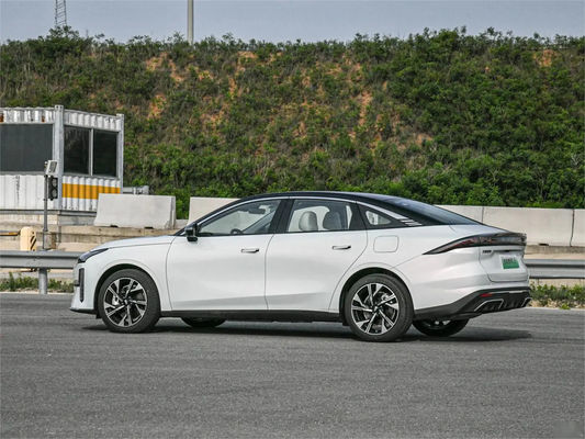 ジーリー・ギャラクシー L6 中国式電動セダン プラグイン ハイブリッドセダン 1370KM L2 補助運転