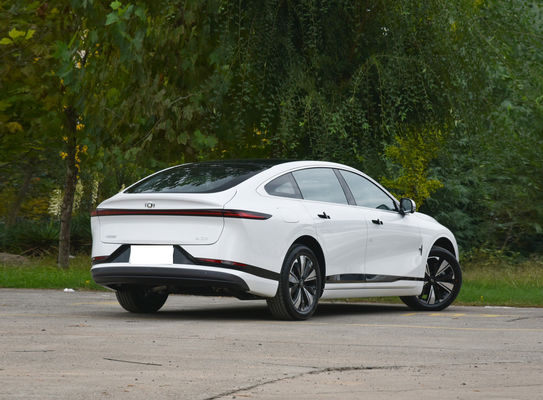 チャンアンA07セダンEVとリーブ 2つの組み合わせ バッテリー寿命 515km (EV) と1200km (1.5Tエンジンリーブ)