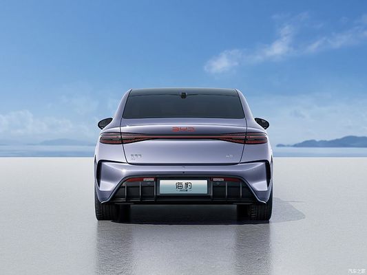 BYD 2025 Sealは 650kmまで走れる 純粋な電気セダンで 新しいインテリジェント・ドライビングシステムと お金に対する最高の価値です