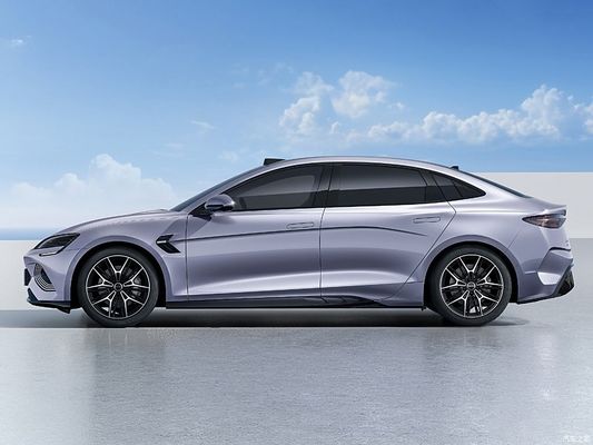 BYD 2025 Sealは 650kmまで走れる 純粋な電気セダンで 新しいインテリジェント・ドライビングシステムと お金に対する最高の価値です