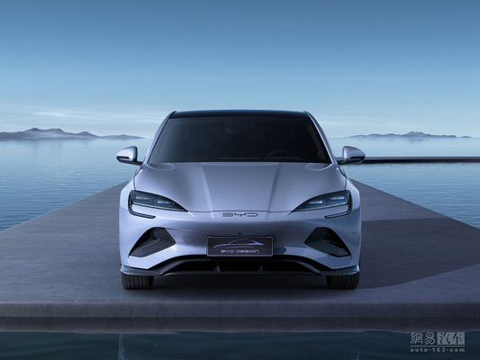 BYD 2025 Sealは 650kmまで走れる 純粋な電気セダンで 新しいインテリジェント・ドライビングシステムと お金に対する最高の価値です