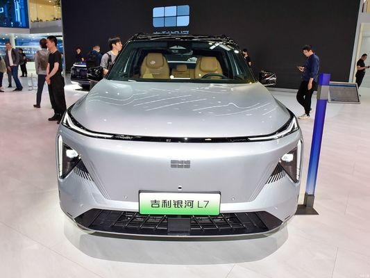 1.5Lと1.5Tのエンジンを搭載したギリー・ギャラクシーL7は,1,370kmの走行距離と115kmの純電動走行距離を備えています.